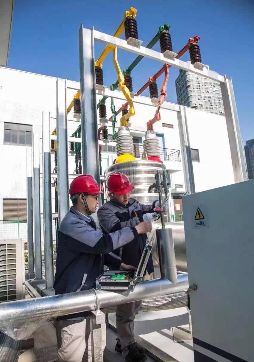 世界首條35千伏公里級超導電纜輸電工程聯(lián)結(jié)兩座220千伏變電站，總長1.2公里。